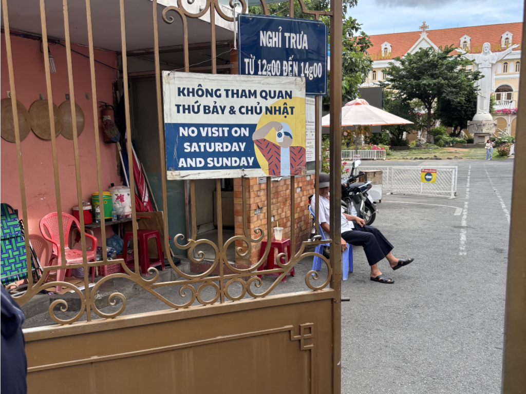 タンディン教会 土日は入れない