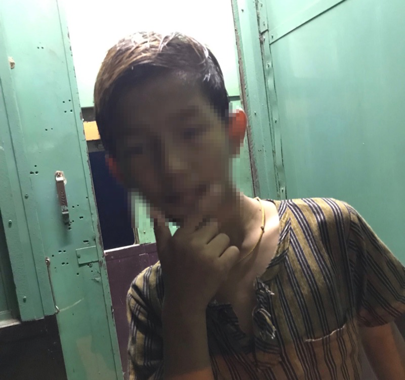 ミャンマー国鉄で水を売る少年
