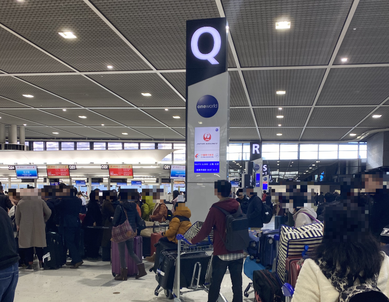 中国東方航空チェックインカウンター