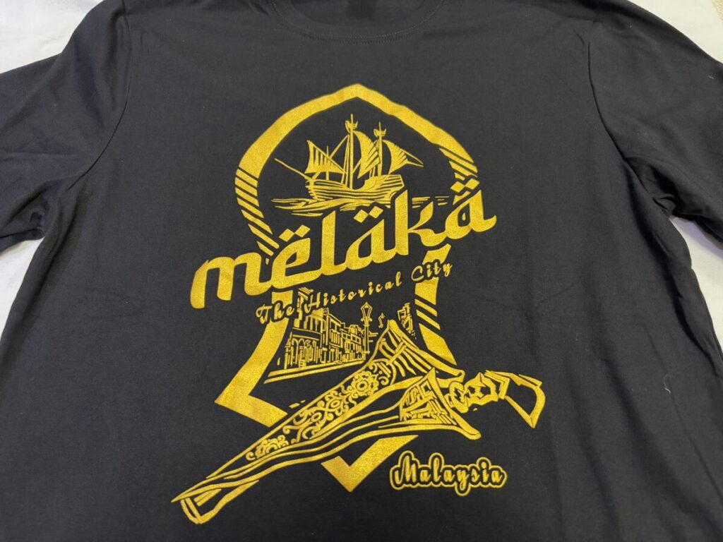 マラッカのTシャツ