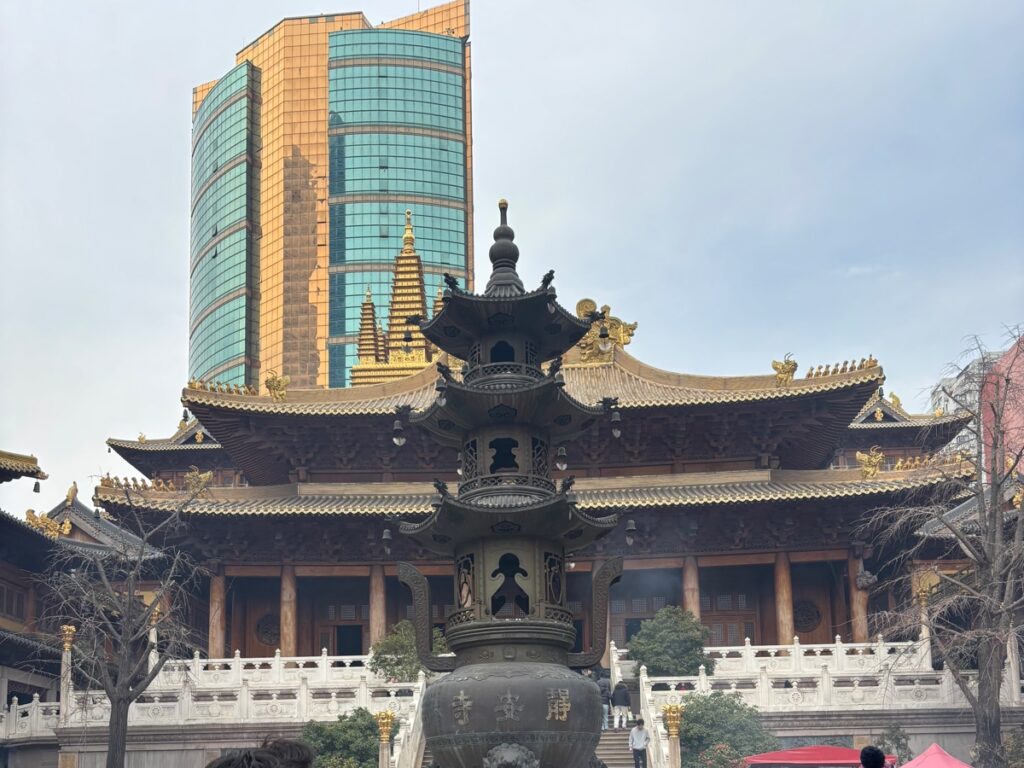 静安寺と高層ビル
