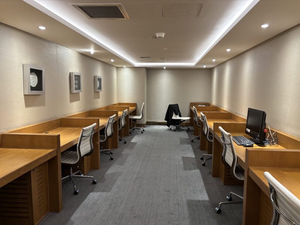 ダイニングフロアビジネスコーナー