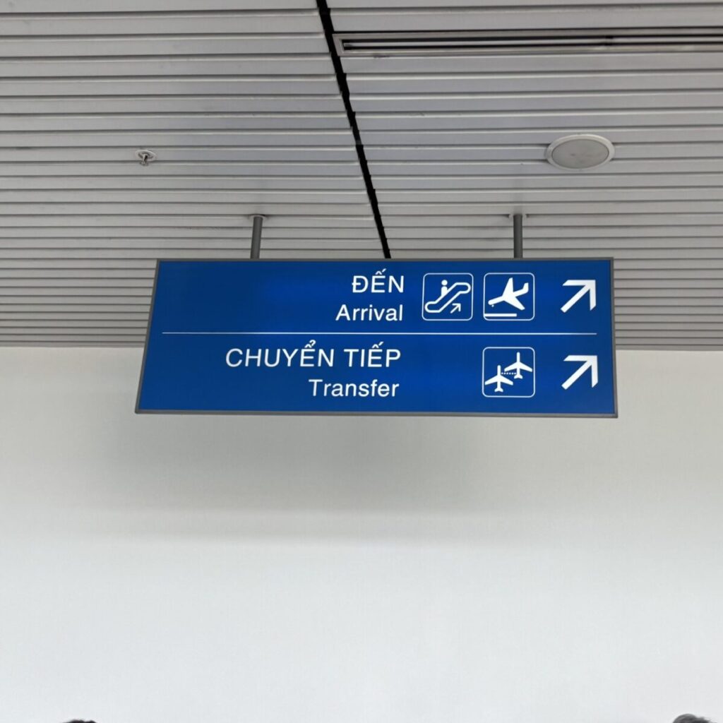 タンソンニャット国際空港 Arrivalサイン