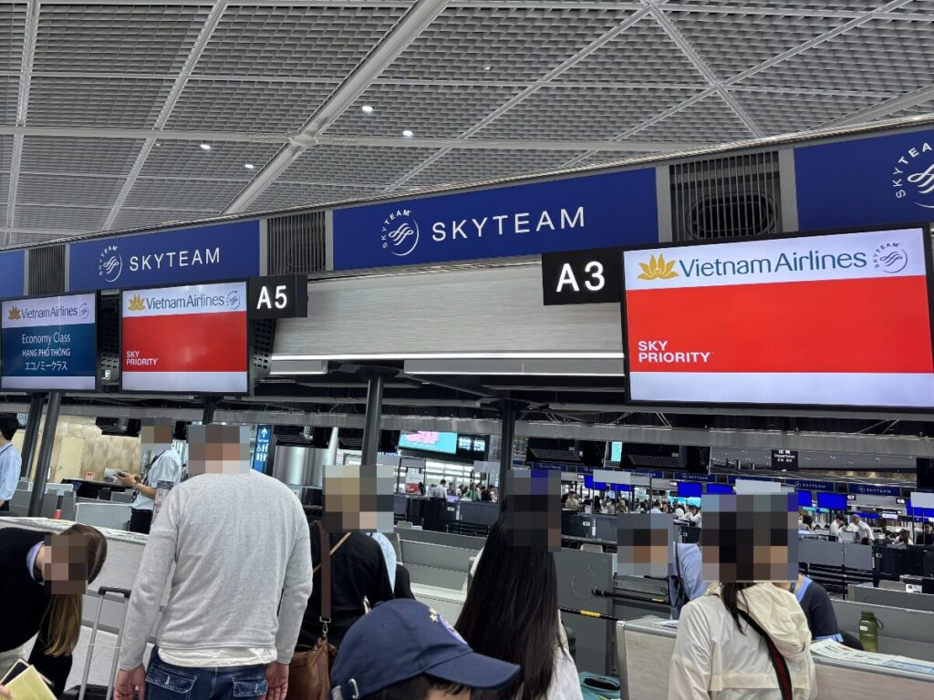成田空港　ベトナム航空カウンター