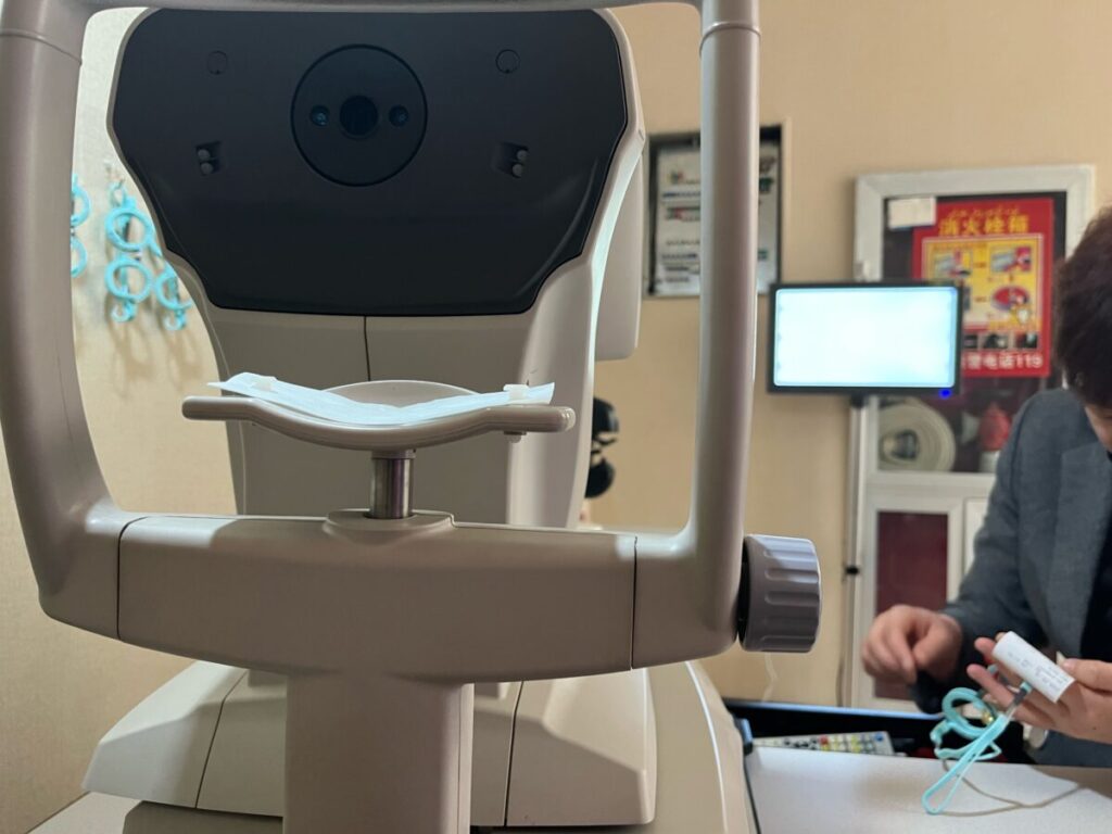 ウルムチ眼鏡ショップ　屈折度を測る機械