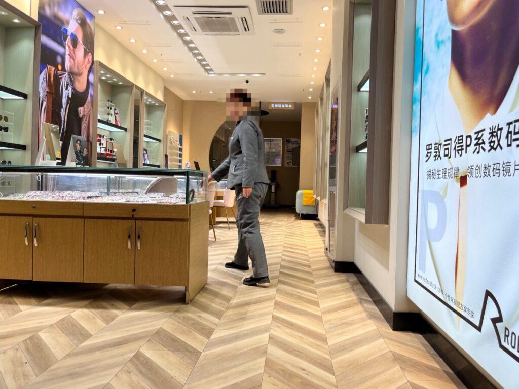 メガネショップ　店内