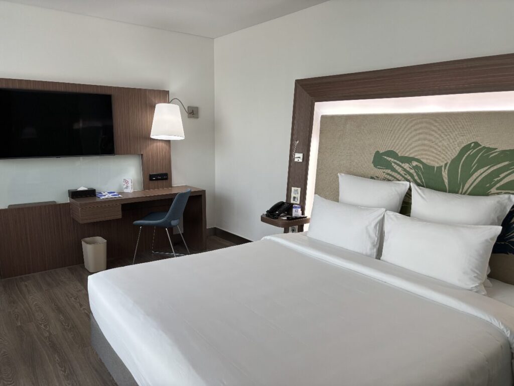 ベッドとデスク