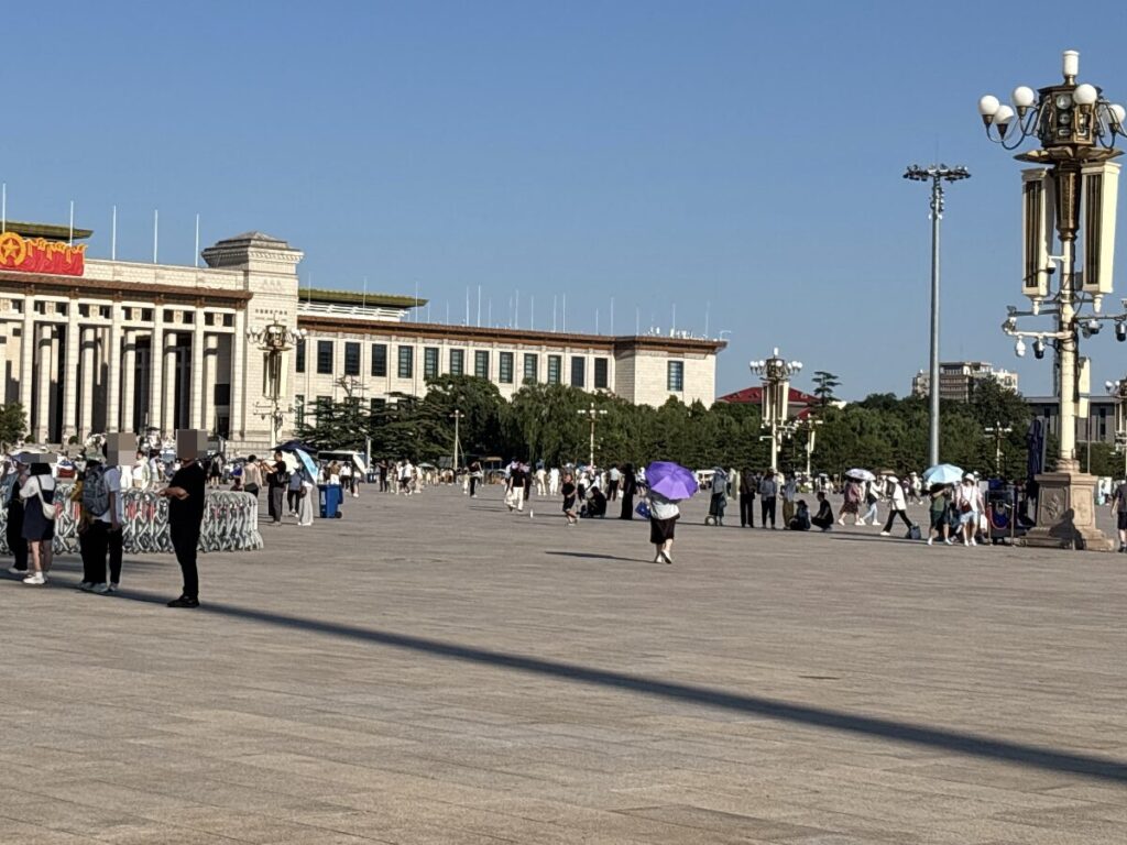 日陰に並んで立つ人々