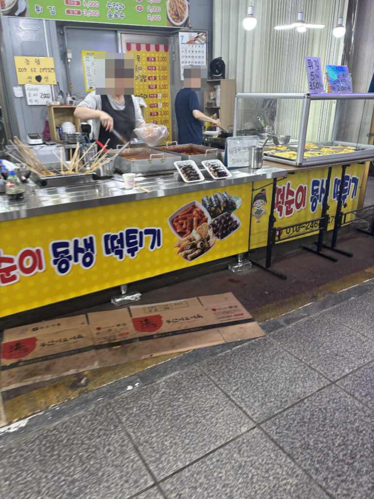 市場内の屋台グルメ