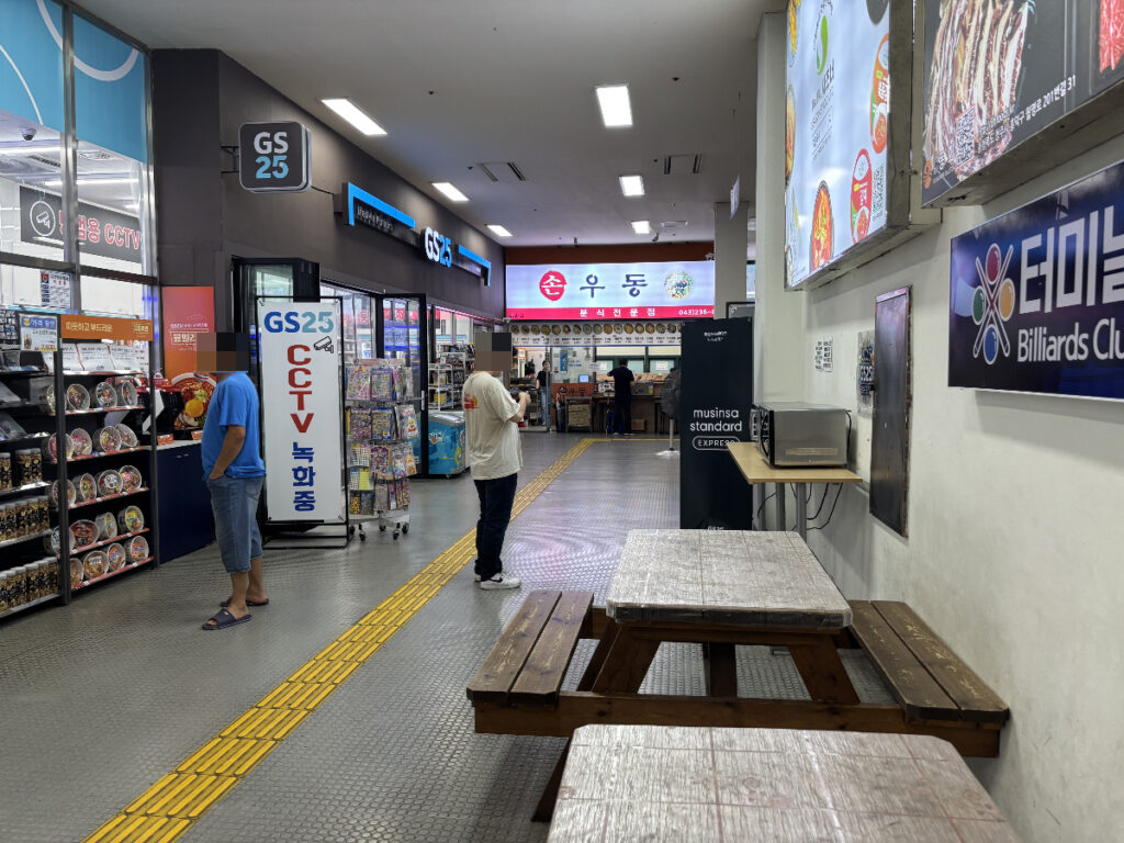 市外バスターミナル内部