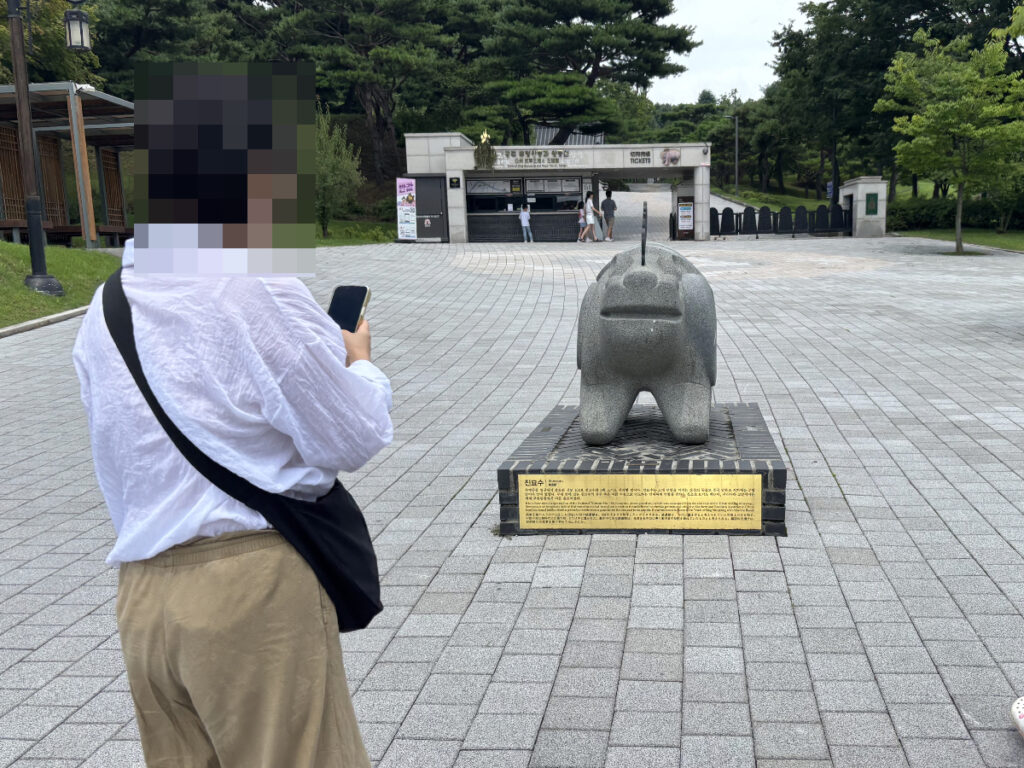 鎮墓獣とチケット売り場