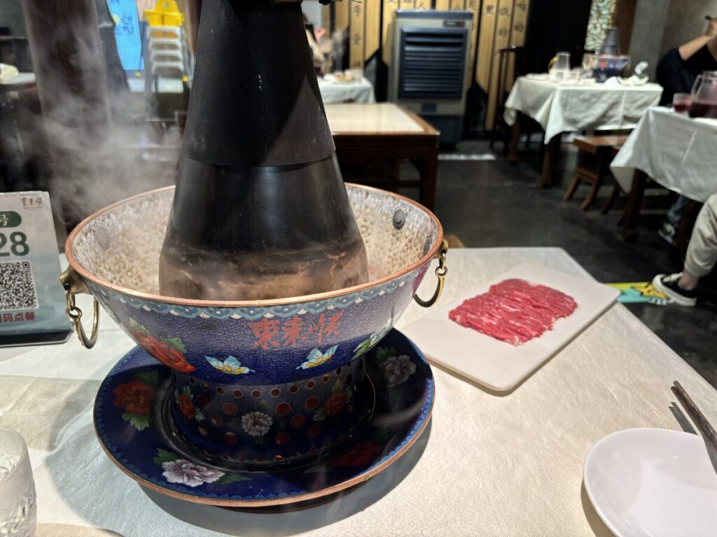 煙突がついたドーナツ型の銅鍋