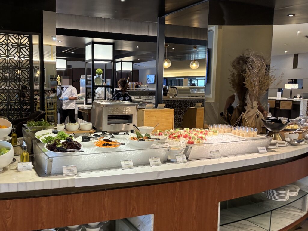 サラダ、デザートコーナー