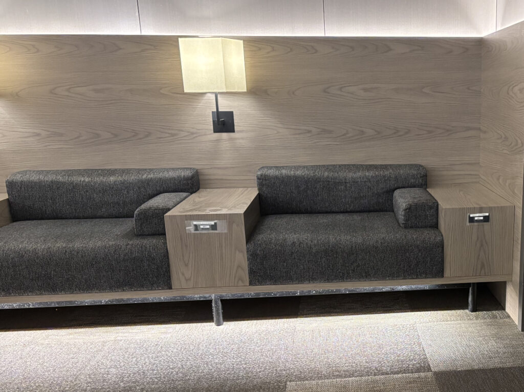 SKY LOUNGE SOUTHソファー席