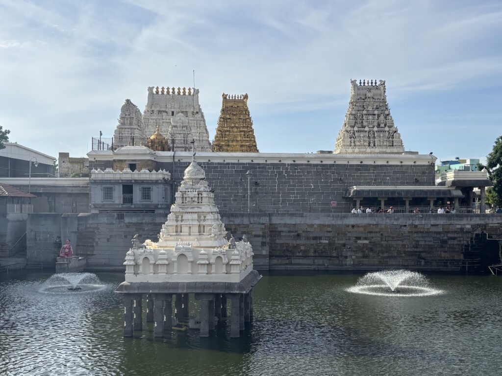 カーマークシ・アンマン寺院境内
