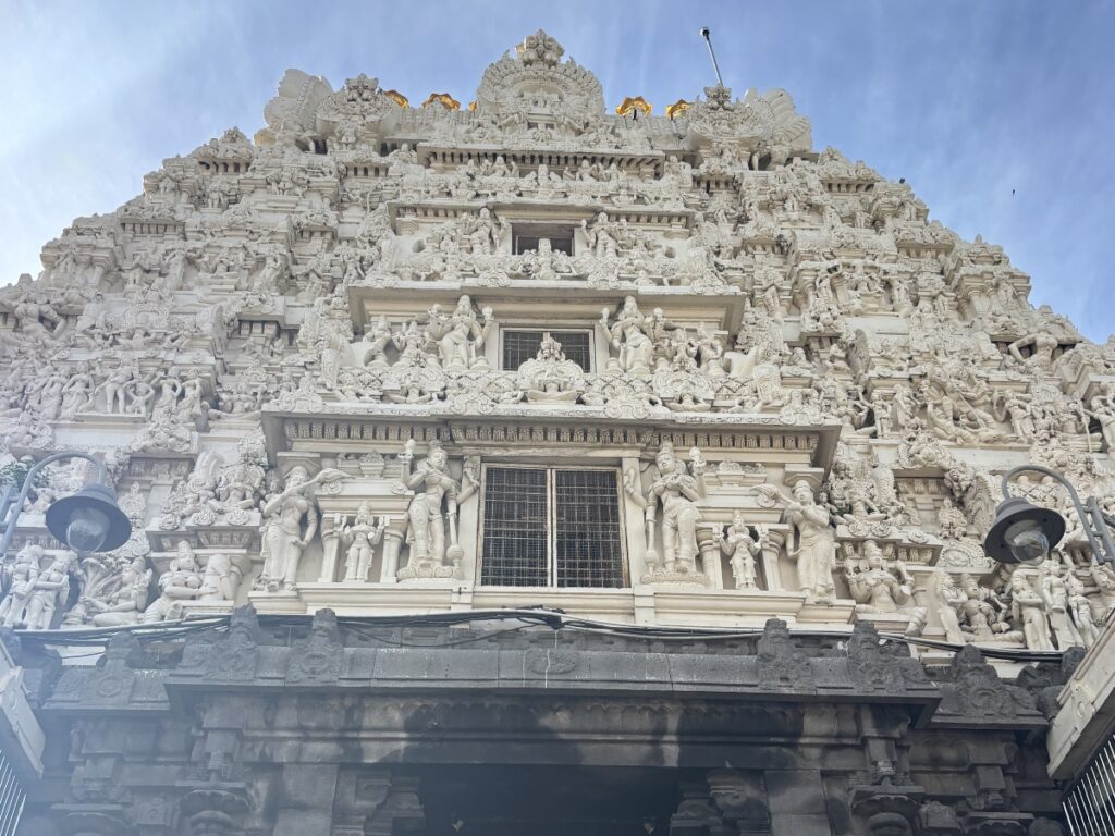 カーマークシ・アンマン寺院彫刻
