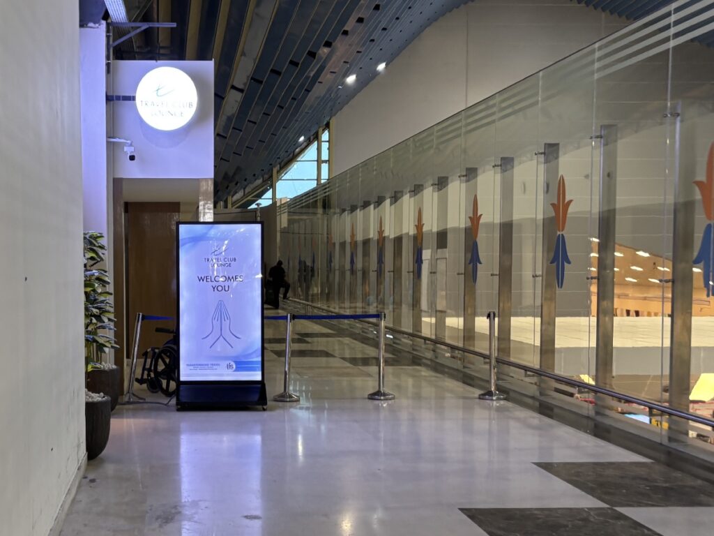 ラウンジ入口前看板