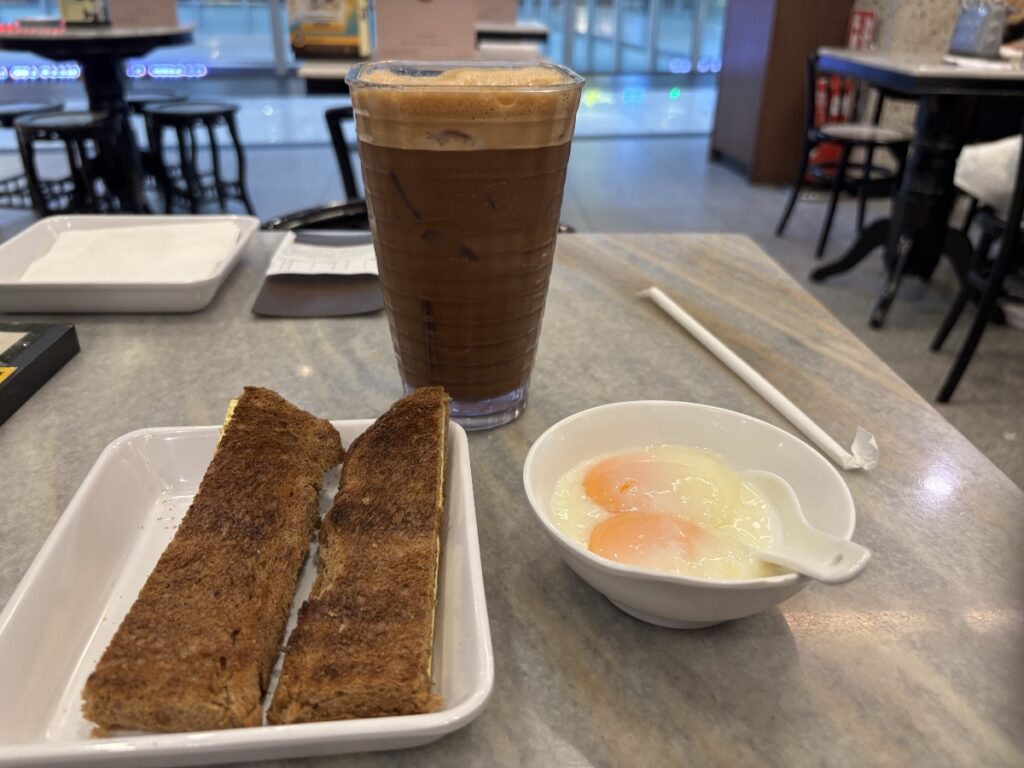 カヤトーストと半熟卵、アイスホワイトコーヒー