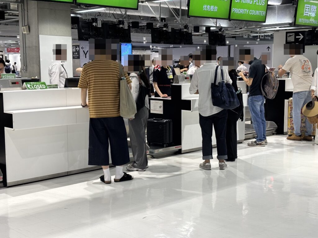 成田空港チェックインカウンター