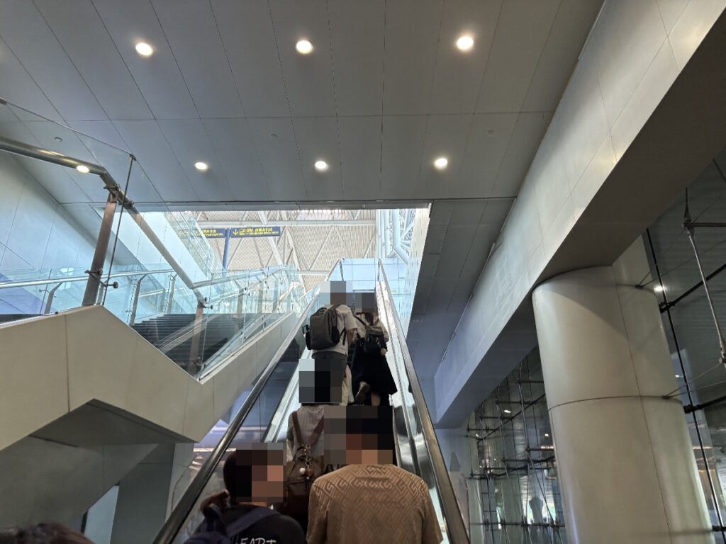 出発ロビーへのエスカレーター