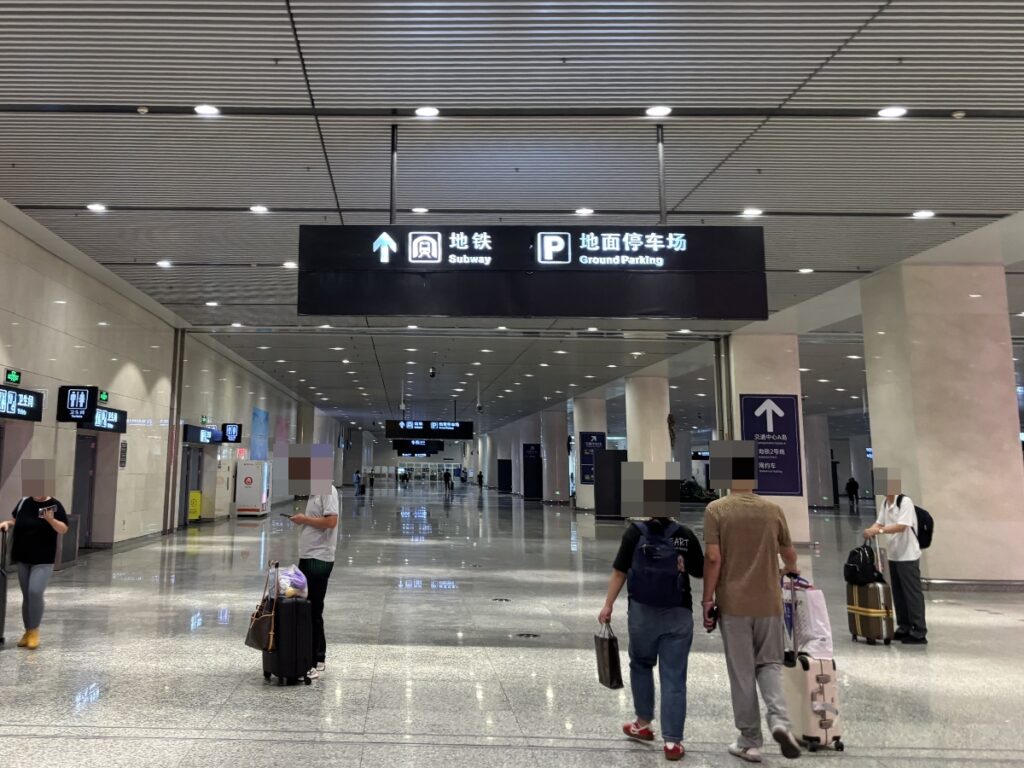 地下2階の地下鉄乗り場への案内