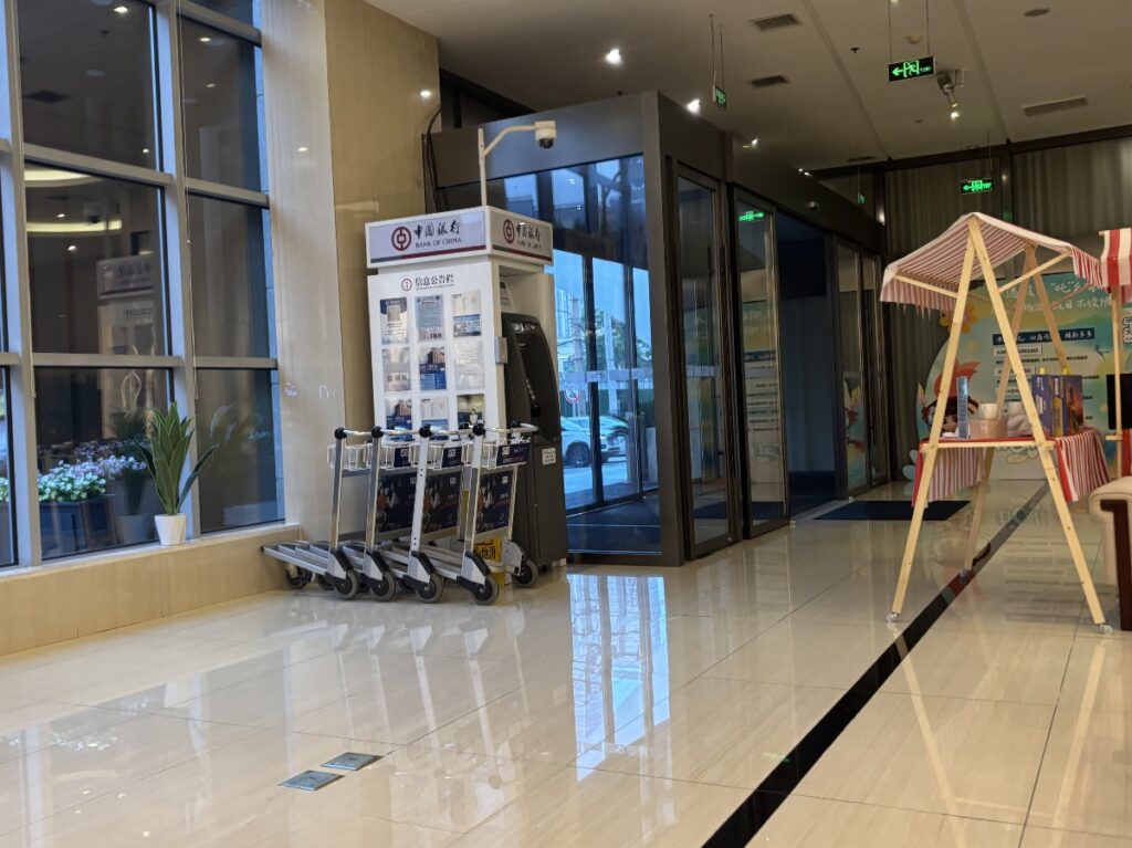 ホテルロビーのATM