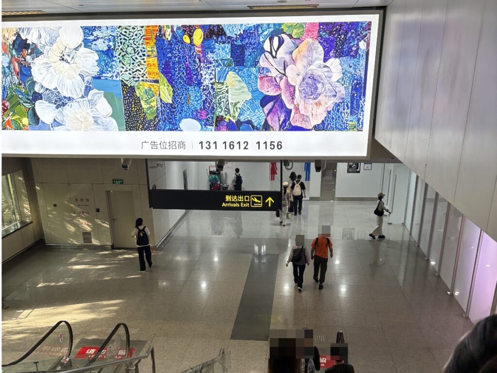 出口へのエスカレーター