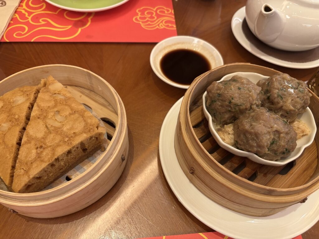 たけのこ入り牛肉団子とマーラーカオ（馬拉糕）