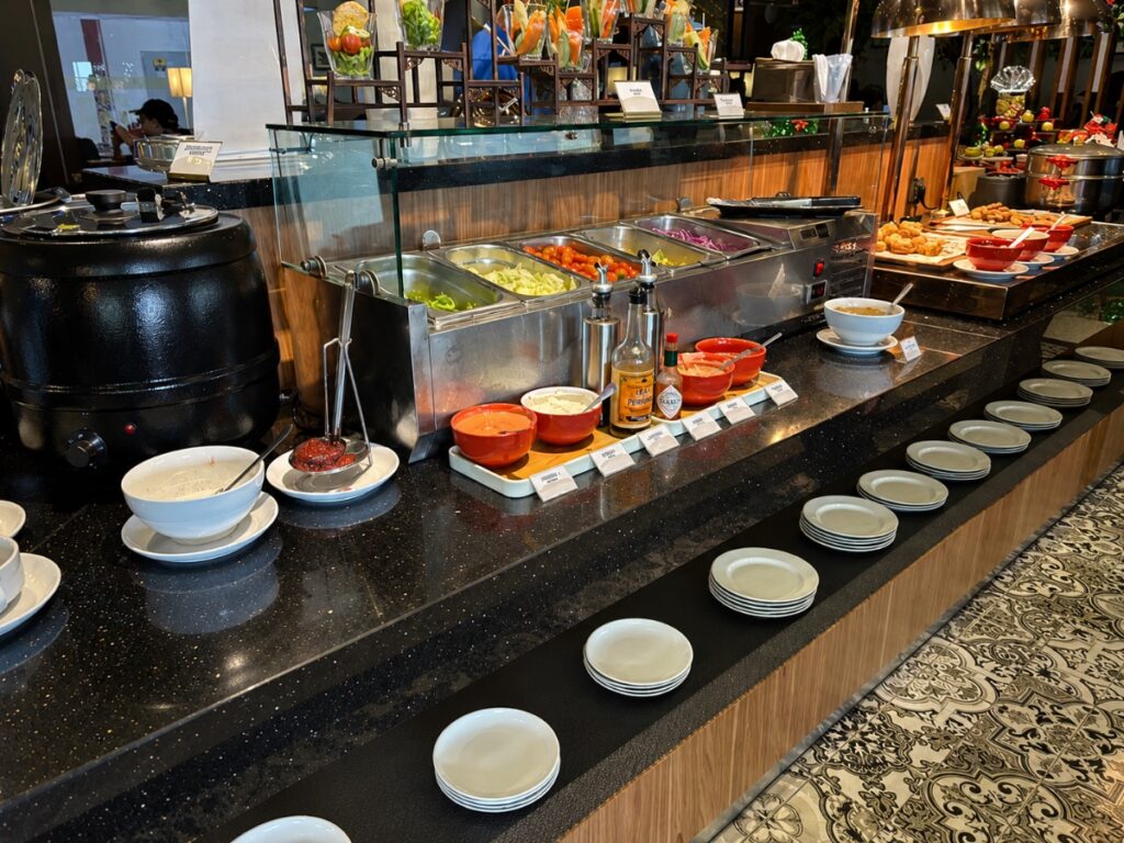 サラダ、パン