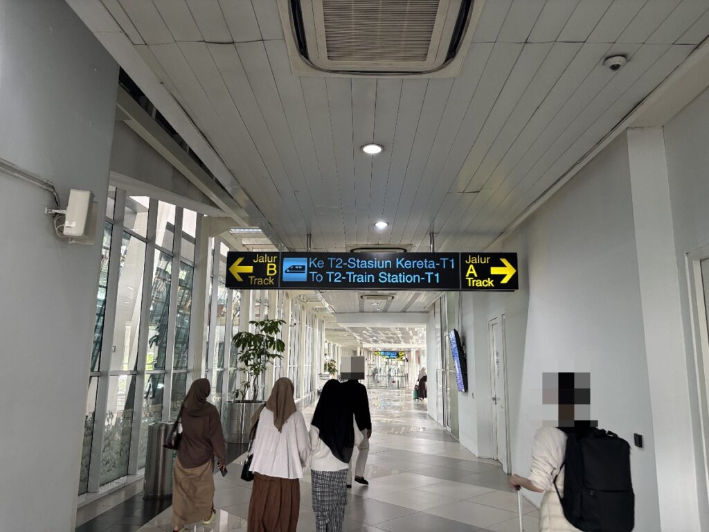 スカイトレイン案内板