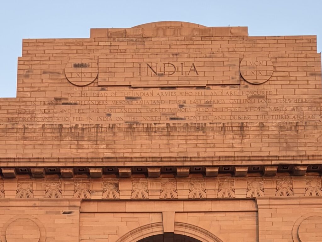 インド門に刻まれた文字