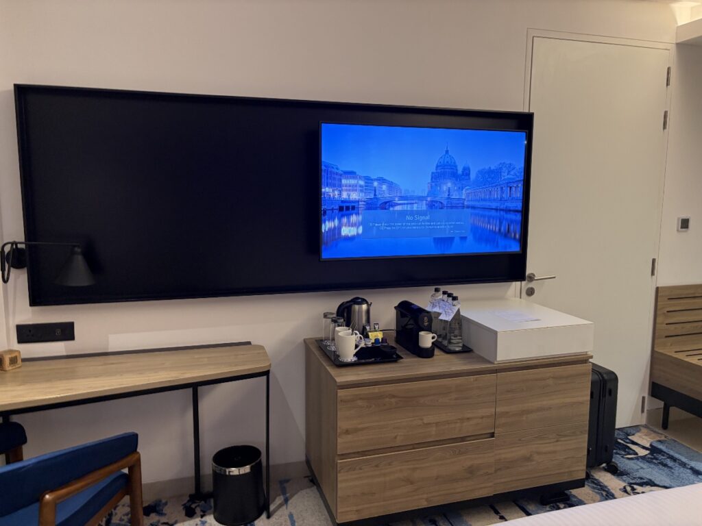 テレビとデスク