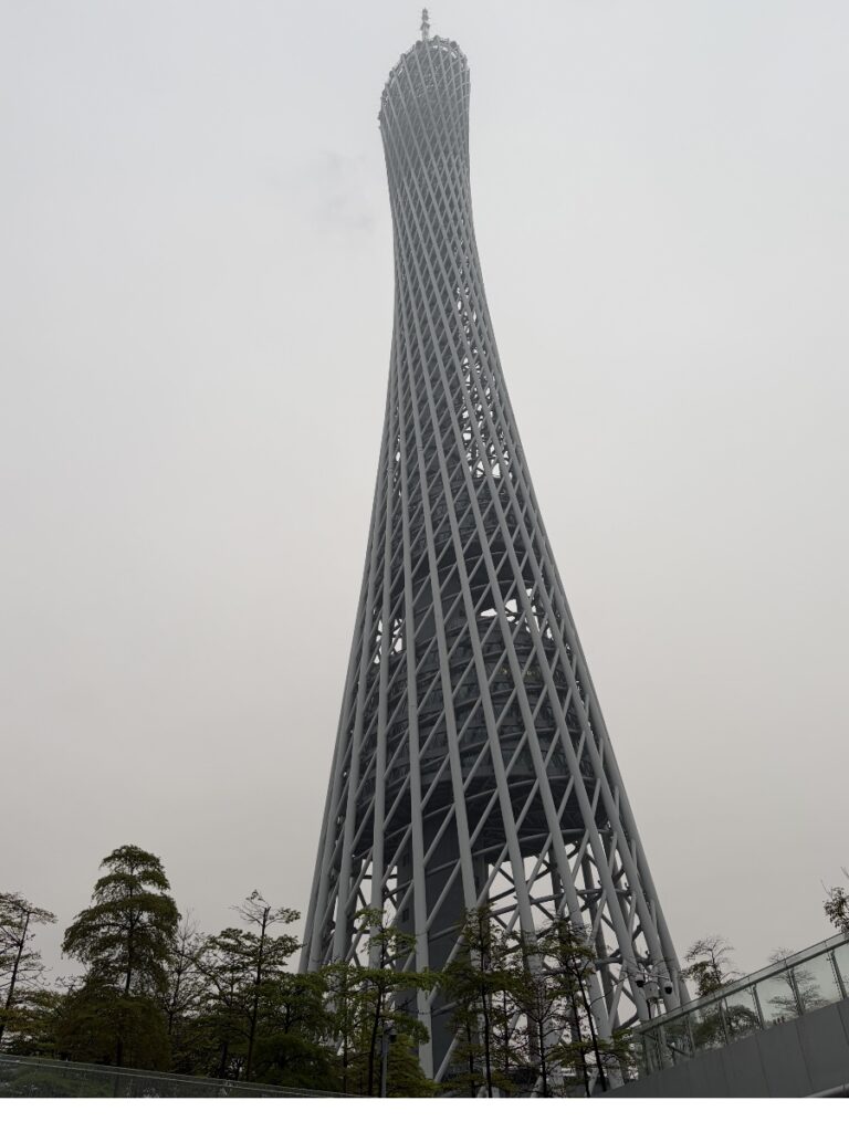 下から見上げる広州塔