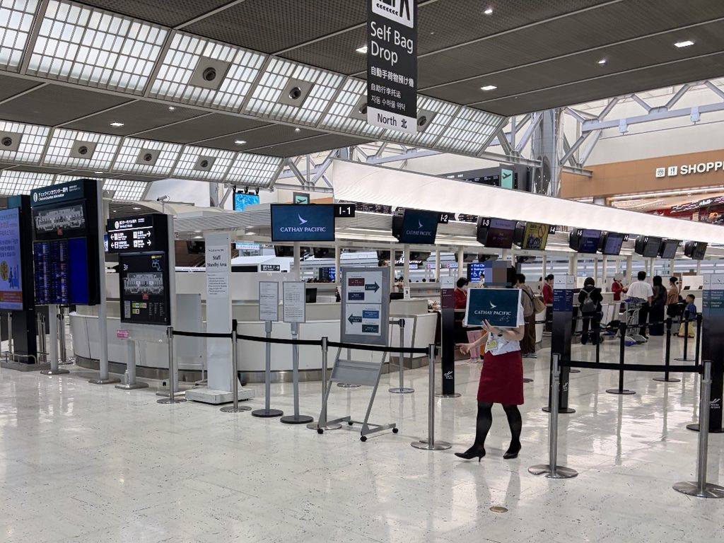 成田空港チェックインカウンター
