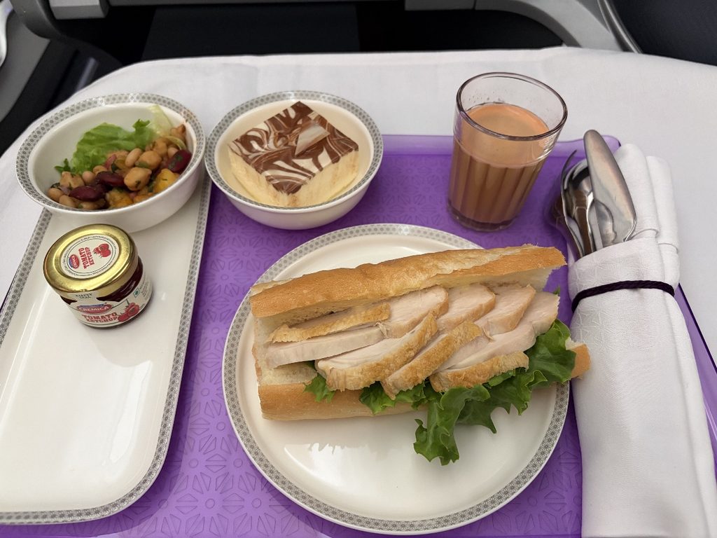 機内食 チキンのサンドウィッチ
